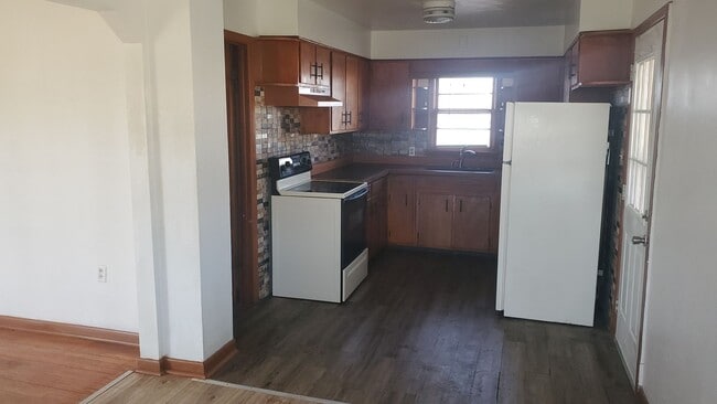 Building Photo - 3 bd, 2 ba house NE Columbia, 2nd living room downstairs, fenced, w/d included