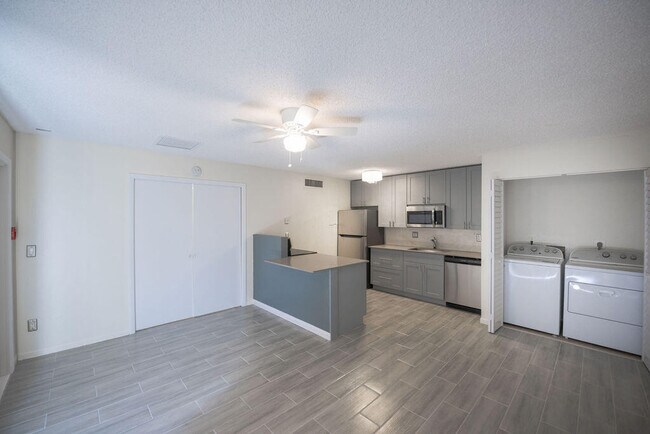 Foto del edificio - 641 Executive Center Dr