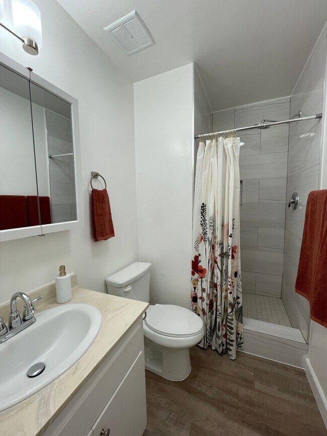 Baño del dormitorio principal - Anza South Apartments