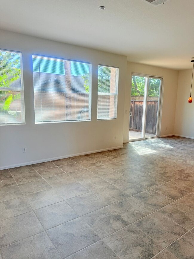 Building Photo - 3 bed 2 car garage condo for rent in Murrieta