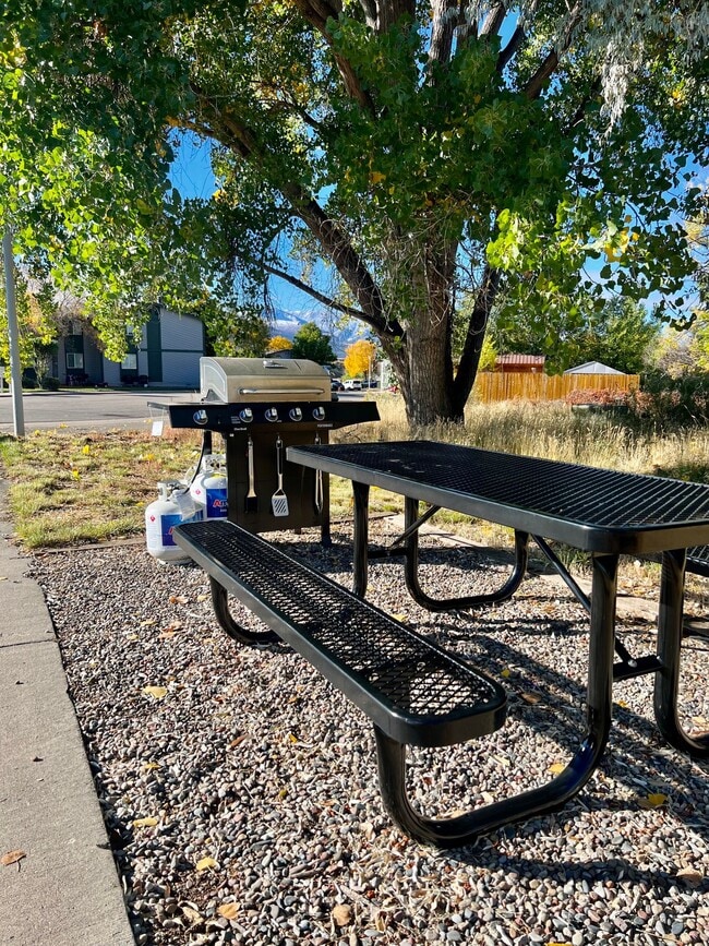 Foto del edificio - Don't miss an opportunity to live at the well kept Wind River Apartments in Rifle!