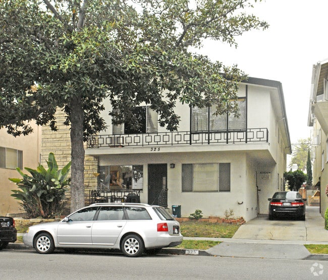 Building Photo - 325 S Doheny Dr