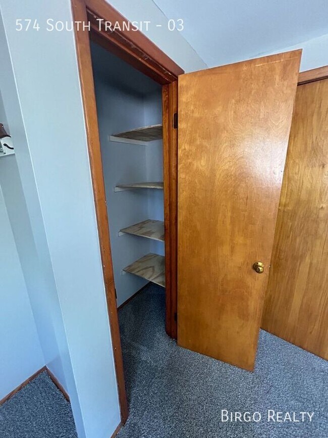 Building Photo - AMENITIZED 2 BD / 1 BA APARTMENT in LOCKPO...