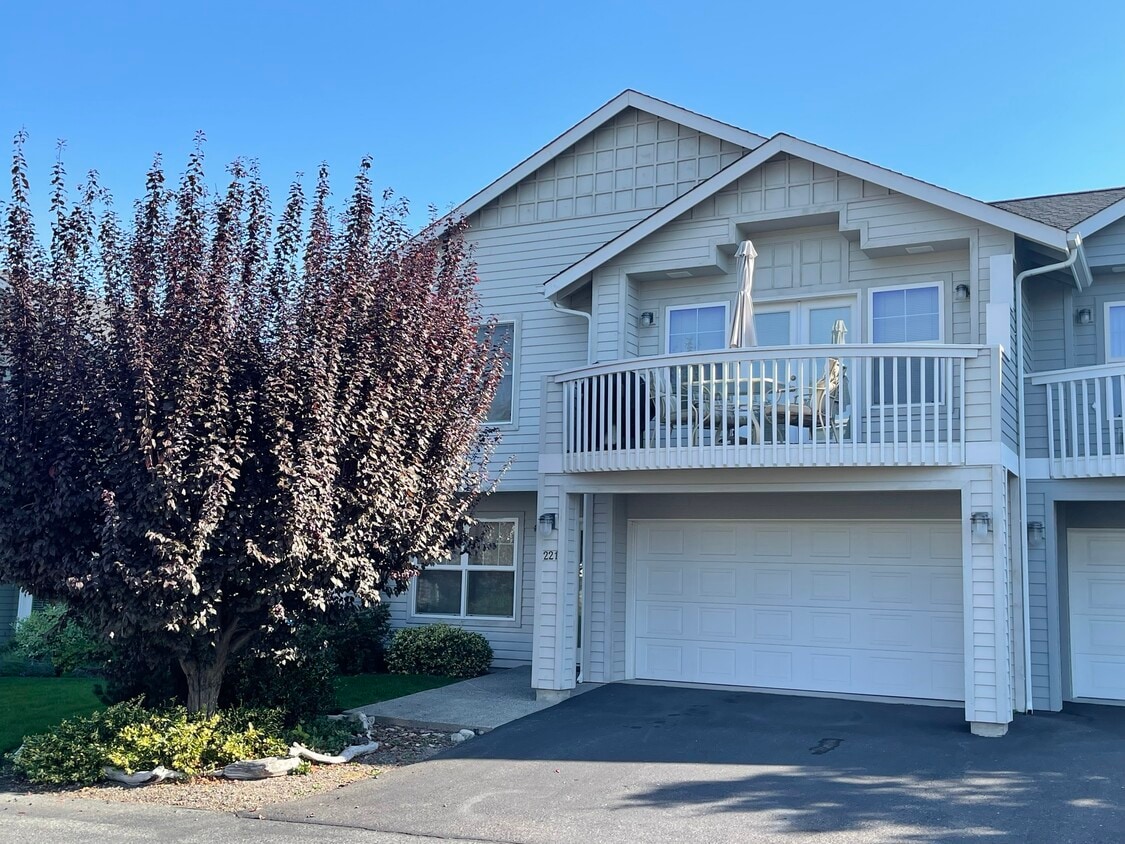 Foto principal - 221 Parkway Dr