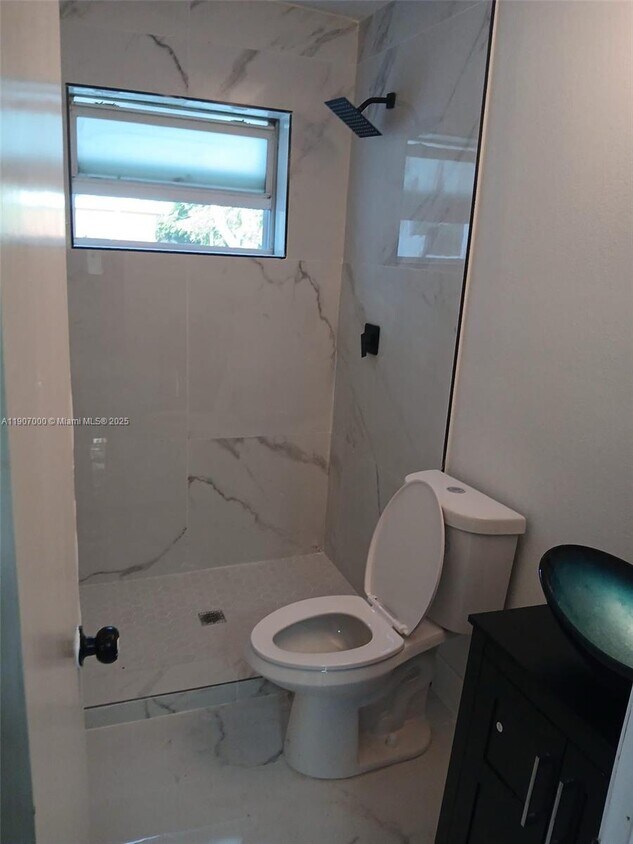 Foto del edificio - 560 NW 188th St