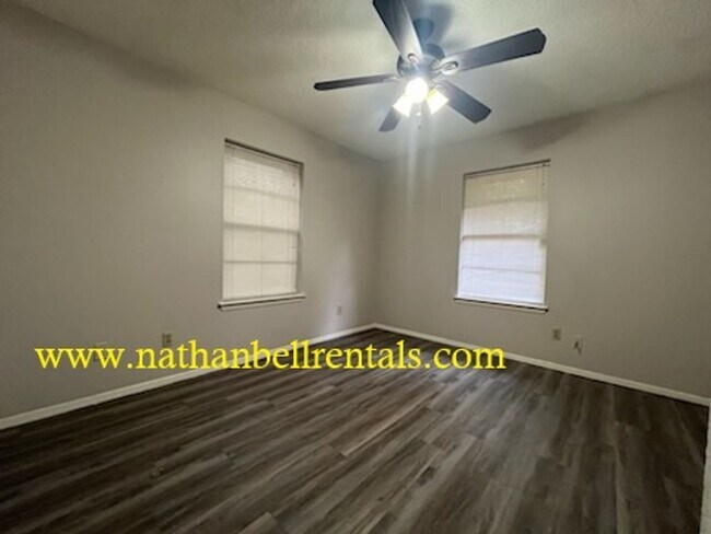 Foto del edificio - Single-Family Home: 2 bed, 1 bath