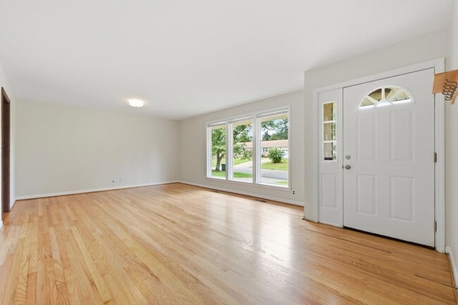 Building Photo - 4727 Briarwood Dr