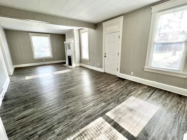 Building Photo - 653 Fairview Ave