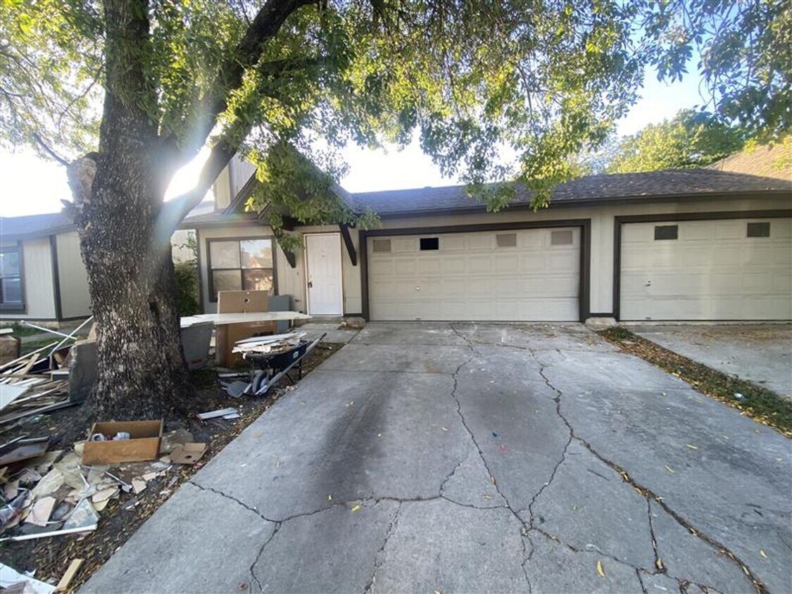 Spacious 3/2 duplex with a garage - Cute 3/2 duplex with a garage