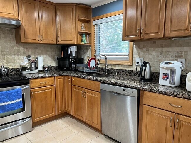 Building Photo - 32 Bobolink Rd