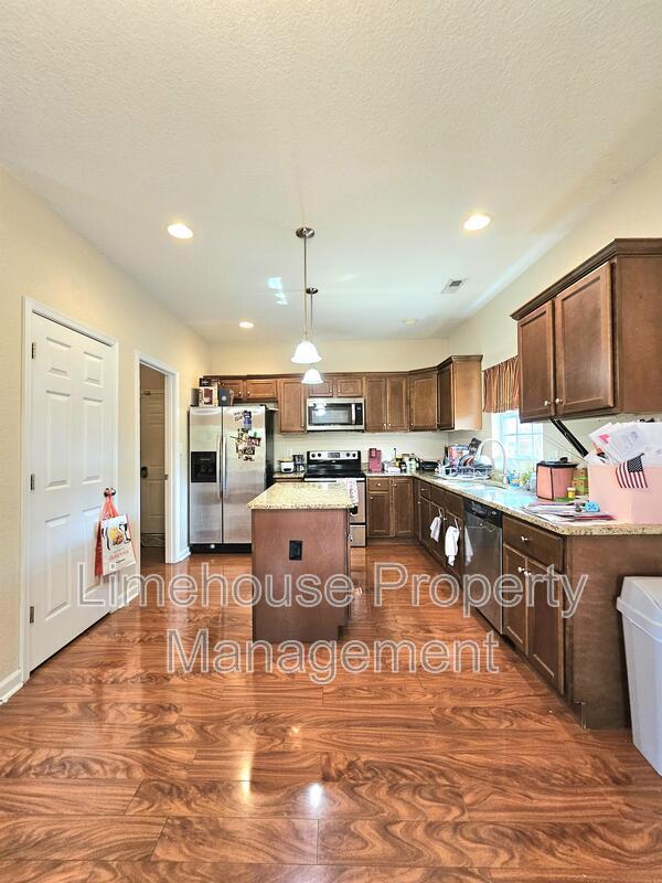 Building Photo - 2807 Villa Cir