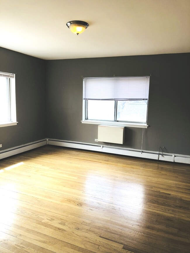 Building Photo - 609 Oakton St