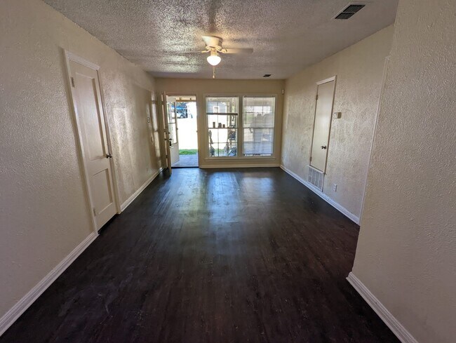 Foto del edificio - 1106 Williamson Dr