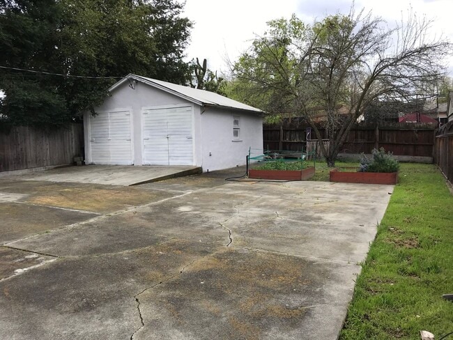 Building Photo - Downtown Pleasanton Charmer 3 BR 1 BA