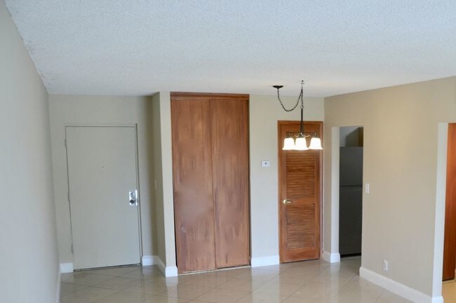 Building Photo - 405 S Pine Island Rd