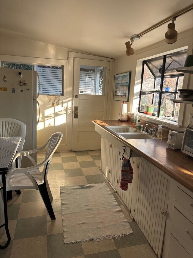 Foto del edificio - Cozy Coastal Furnished Cottage by the Paci...