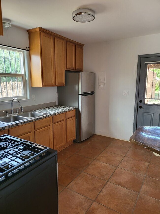 Building Photo - NOB HILL 2 Bedroom 1 Bath 828/sf