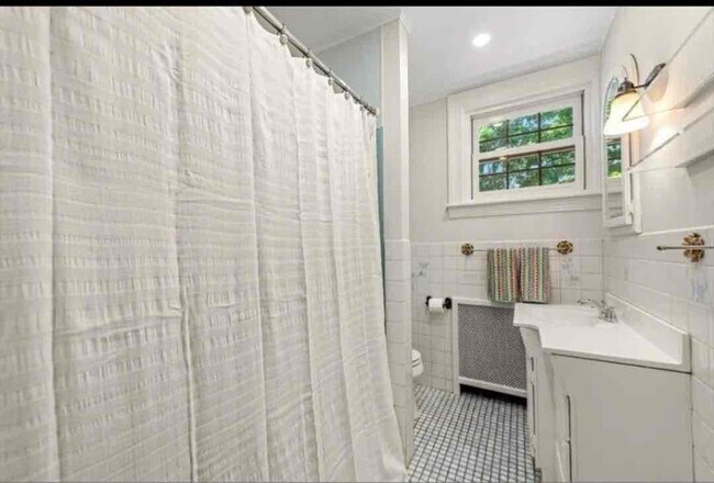 Foto del edificio - 18 Raymond Ave