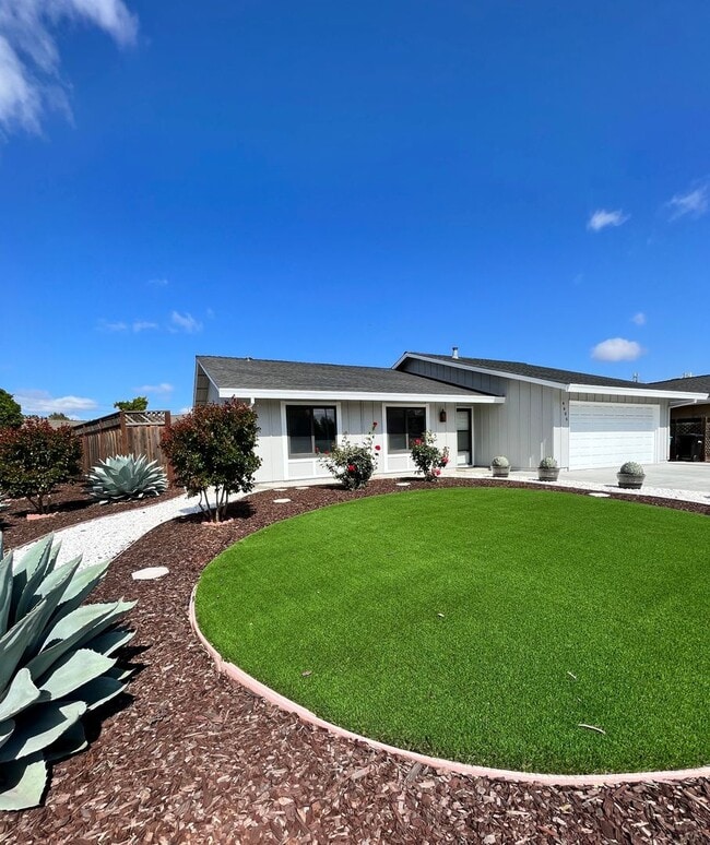 Foto del edificio - 3 bedroom, 2 bath home on a corner lot clo...