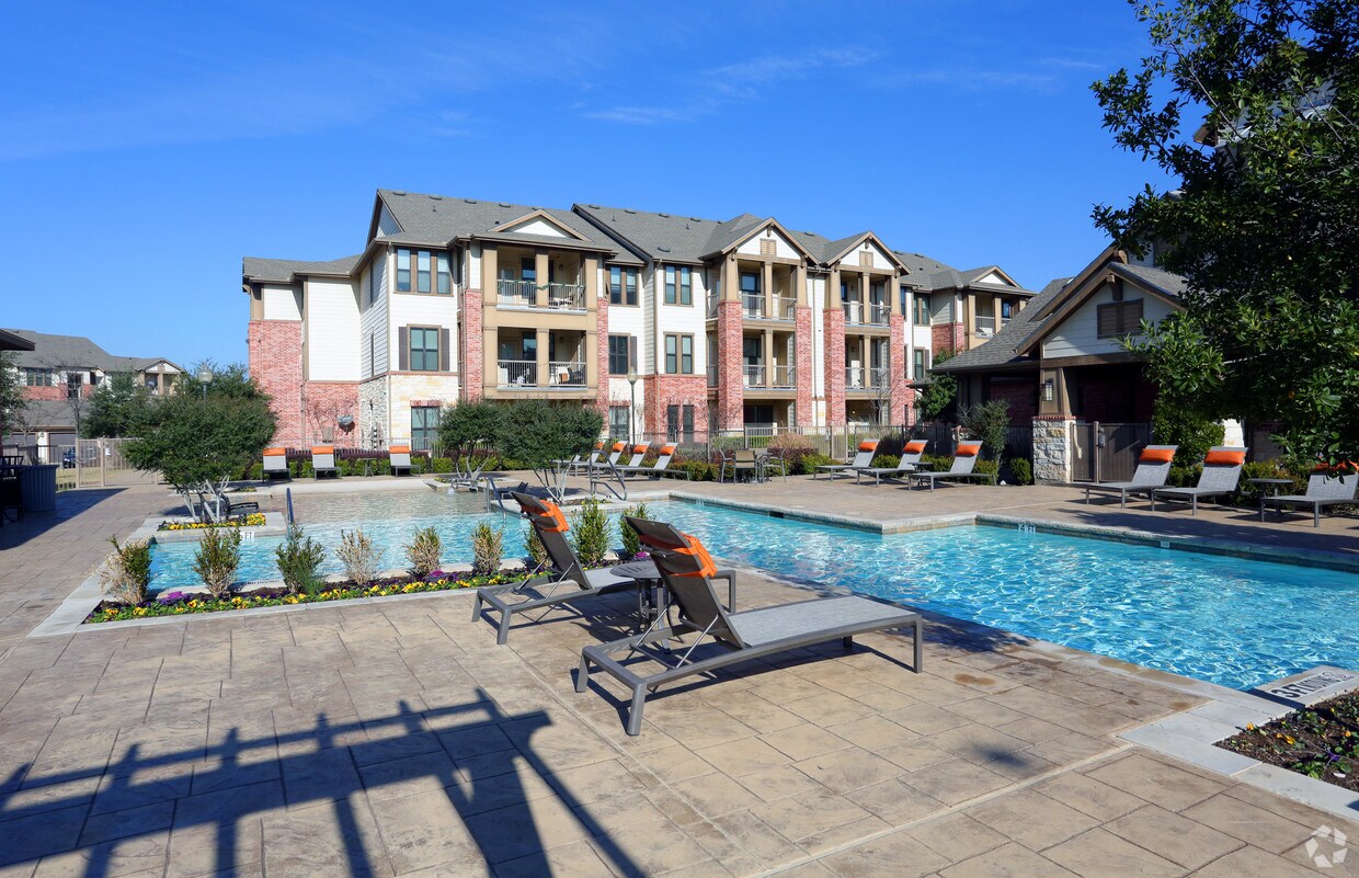 Platinum Castle Hills Apartments in Lewisville, TX
