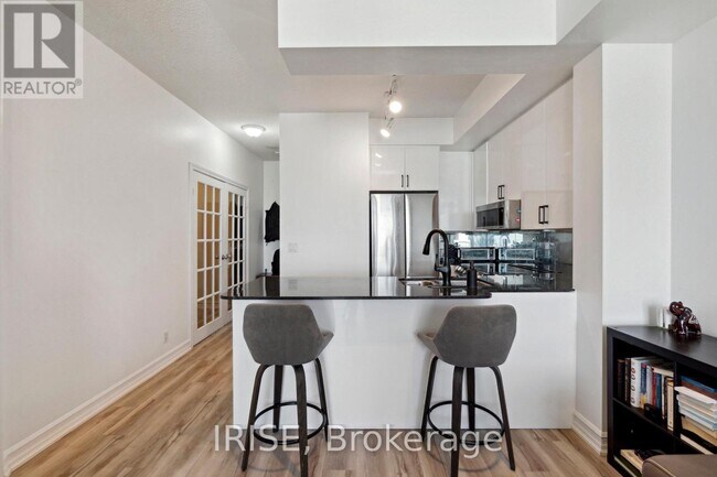 Building Photo - 1-2811 Elm Dr W