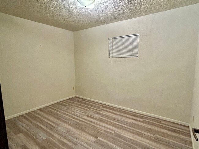 Building Photo - 2606 S Mountain View Dr