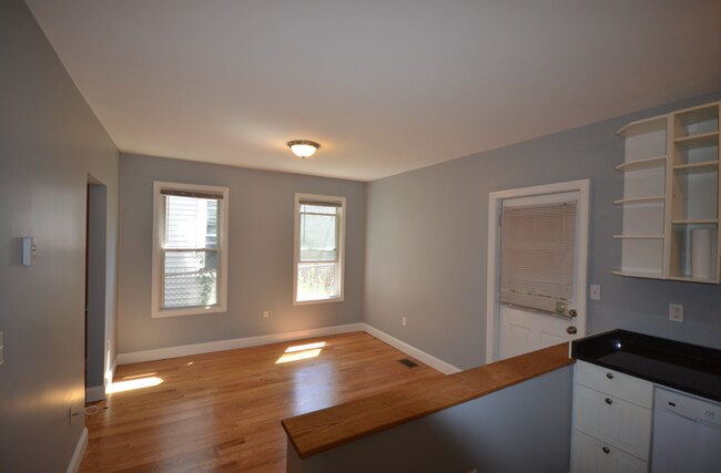 Foto del edificio - Spacious One Bedroom Unit Now Available