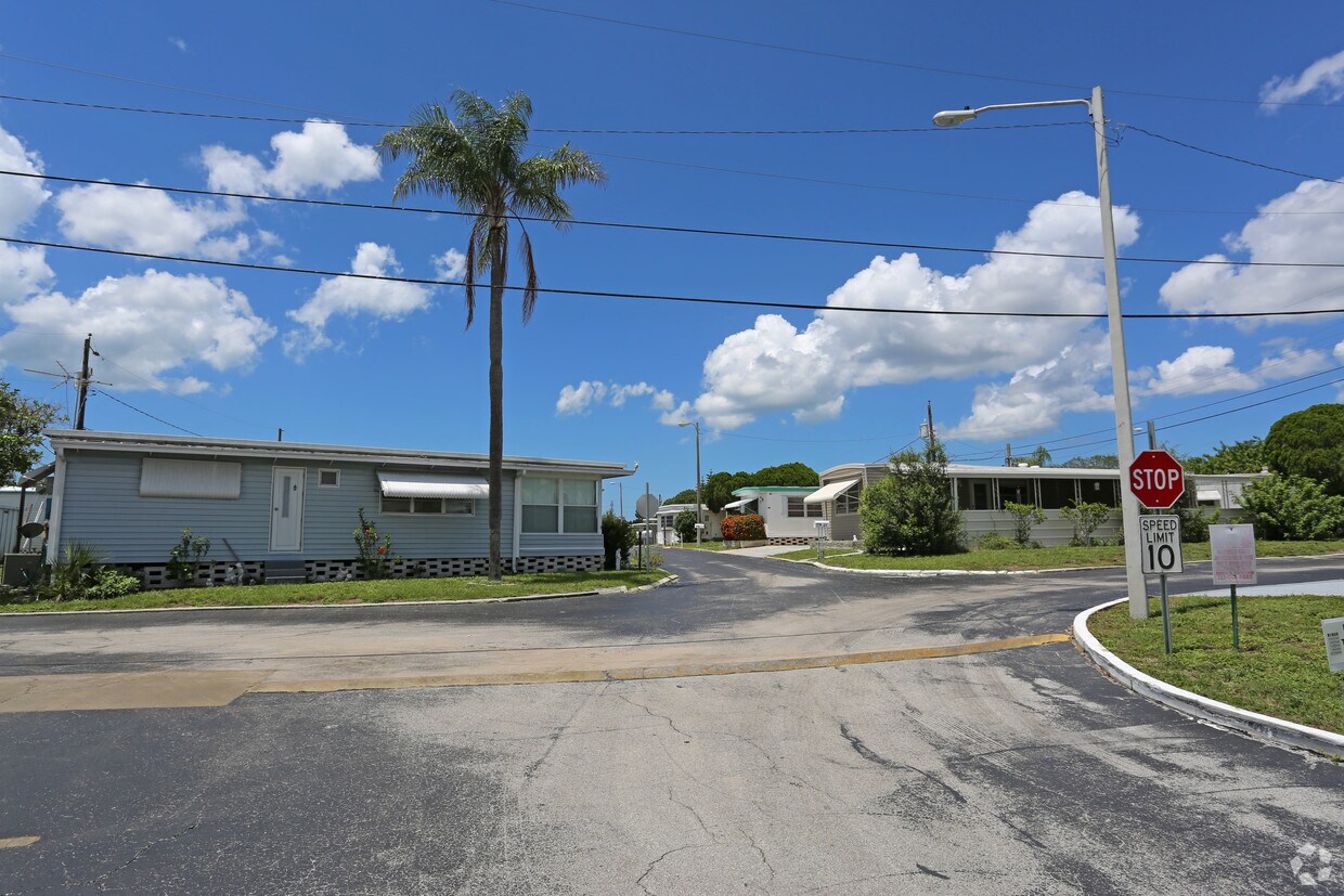 Building Photo - Tarpon Lakeview Mobile Home Park