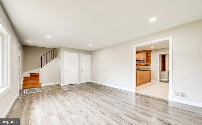 Foto del edificio - 4005 Lees Corner Rd