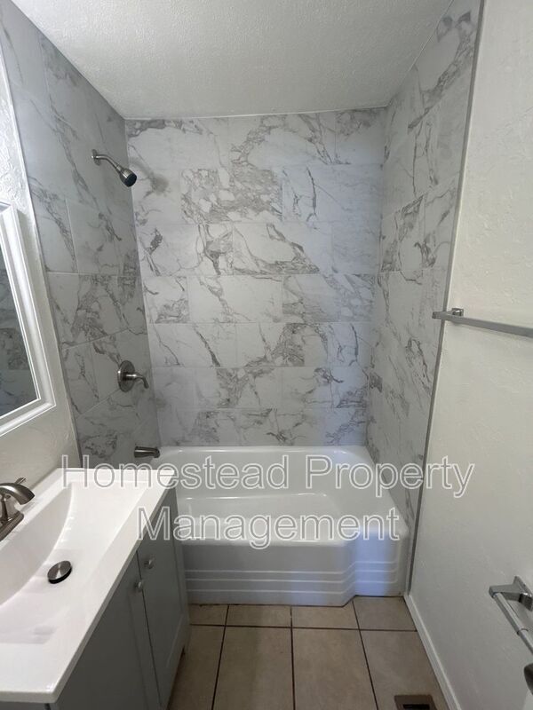 Building Photo - 514 E Rickenbacker Dr