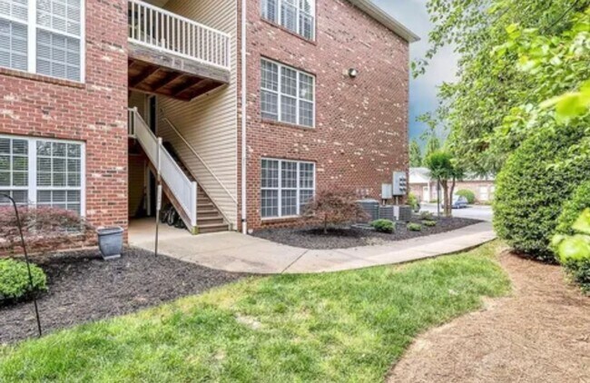 Foto del edificio - Wonderful updated 2 bedroom 2 bath condo on main level off Battleground ave in NW Greensboro