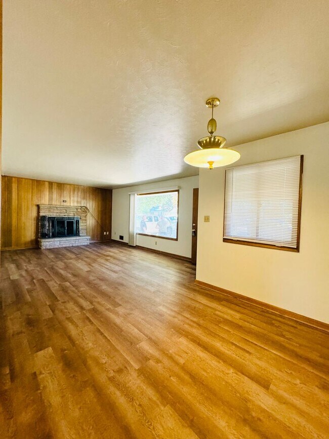 Foto del edificio - Spacious 4 bedroom 2 bath Ranch Style House In Fort Collins