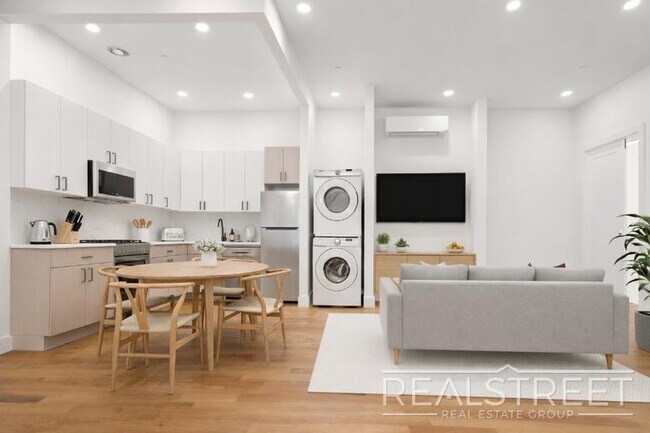 Foto del edificio - Brand New 4 Bed, 2 Bath with In-Unit Laundry, Private Balcony & Central Air