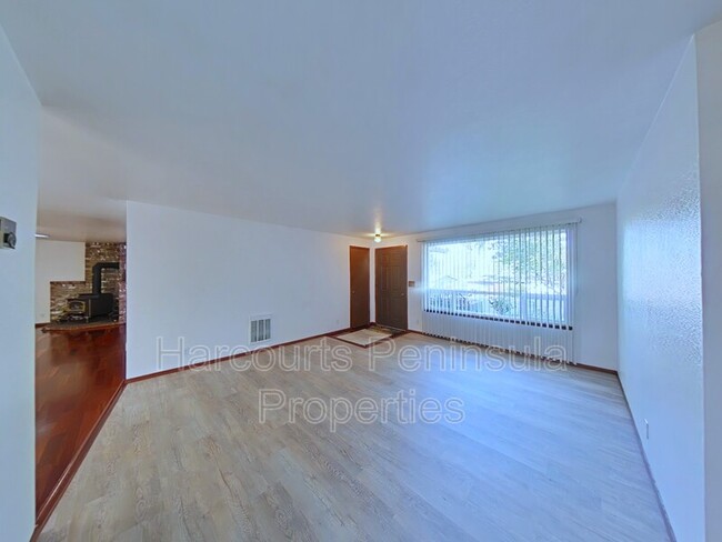 Foto del edificio - 220 NE Riverhill Ln