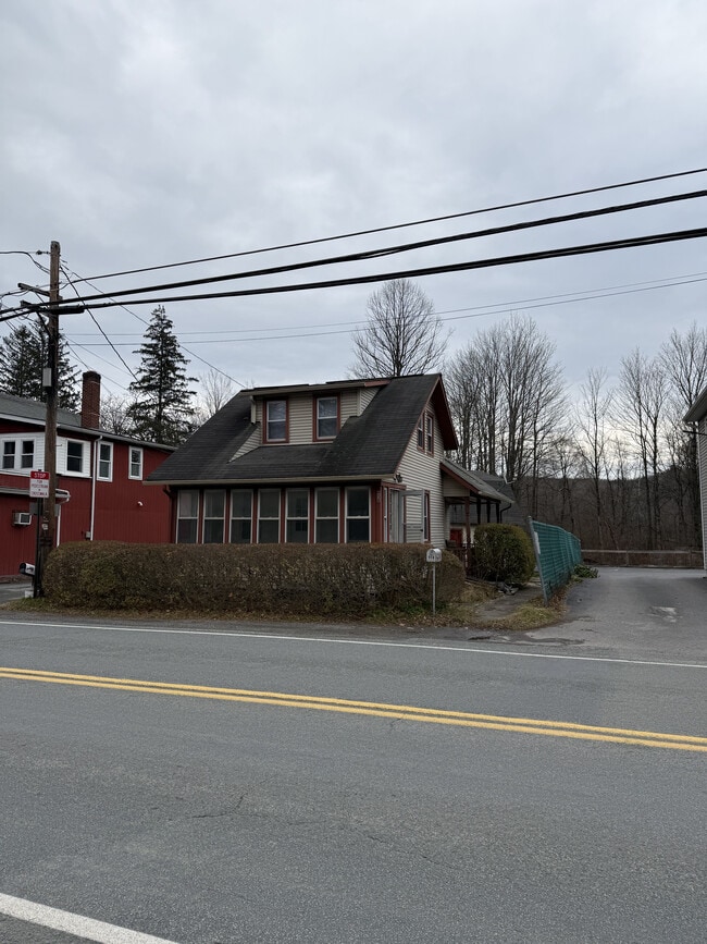 Building Photo - 958 Main St