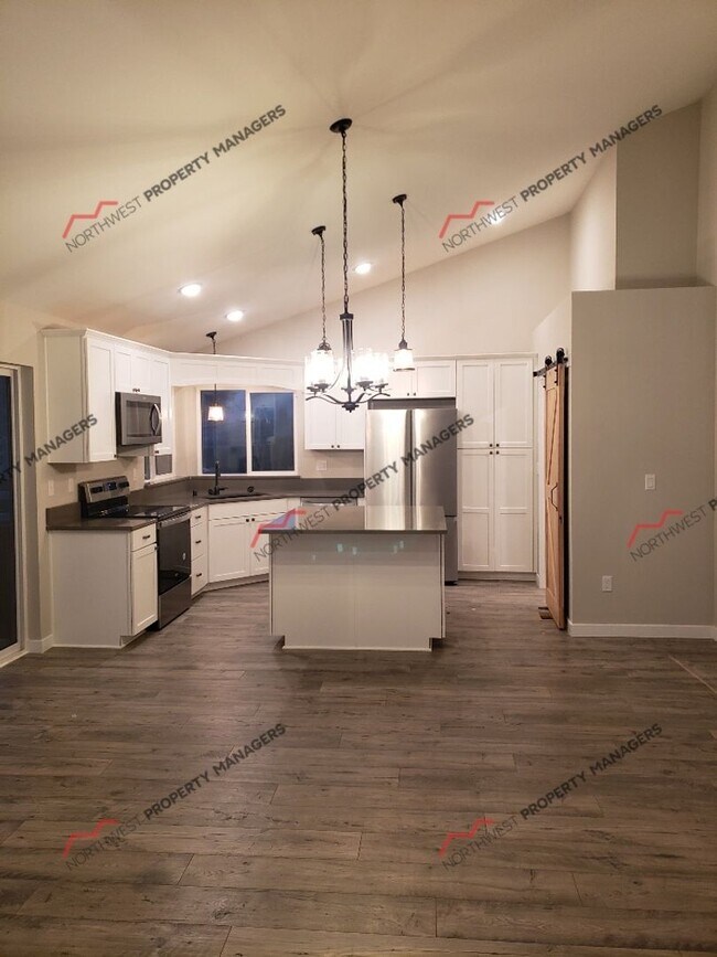 Foto del edificio - STATUS: AVAILABLE  | R245A | $2095 *** 1 ST FULL MONTH FREE - MOVE IN SPECIAL!!!