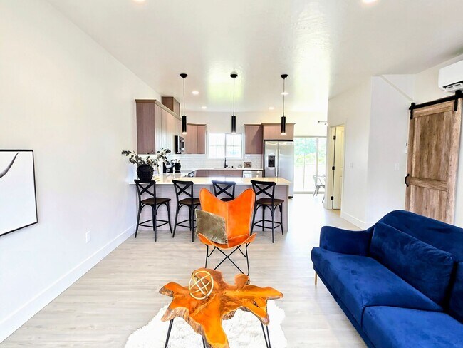 Foto del edificio - END UNIT- Now Leasing! Brand-New 3 Bed, 2....