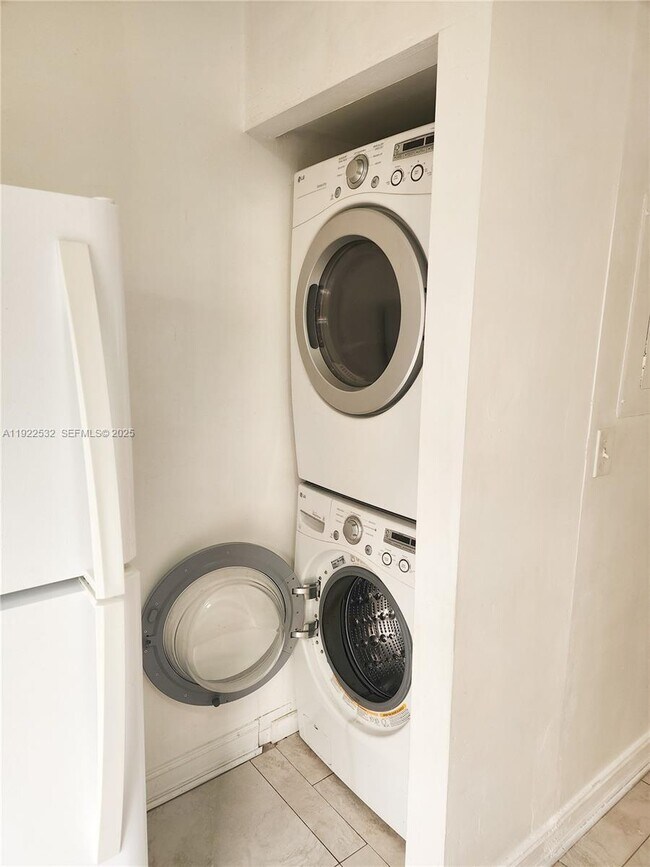 Foto del edificio - 562 NW 82nd Pl