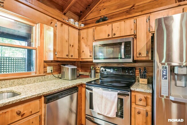 Foto del edificio - Charming 3BR Cabin in Mineral Bluff