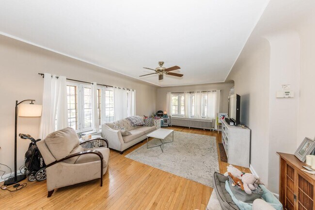 livingroom2 - 3566 N Frederick Ave