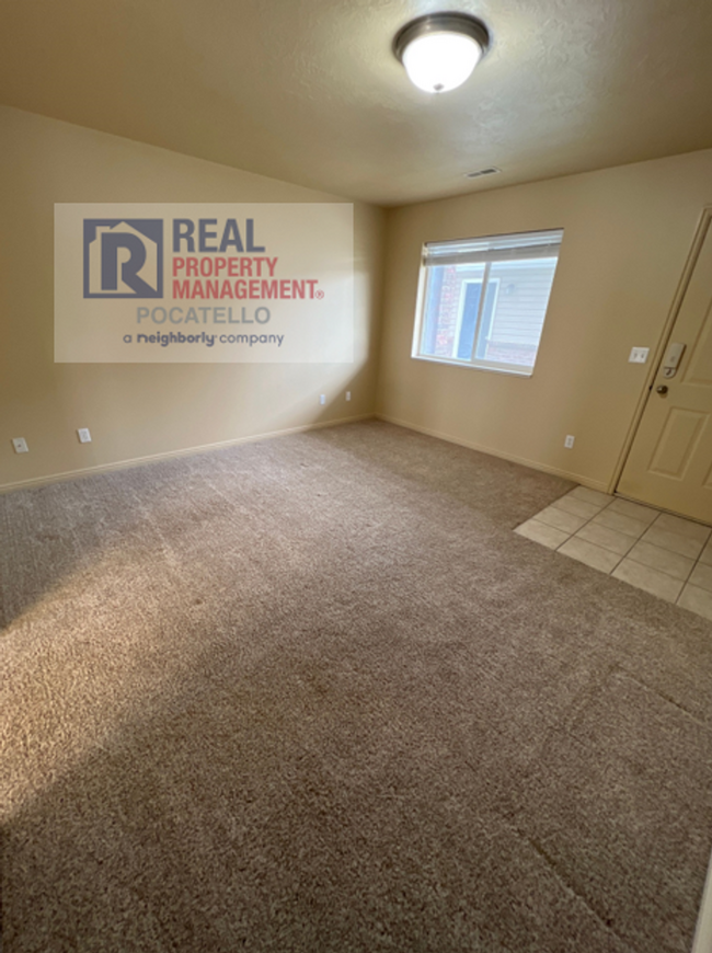 Building Photo - MOVE IN SPECIAL - 2 bedroom 1.5 bath Townh...