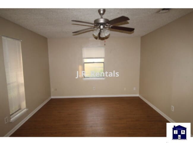 Building Photo - 825 Michelle Dr