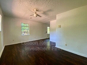 Building Photo - 2221 Freewater St