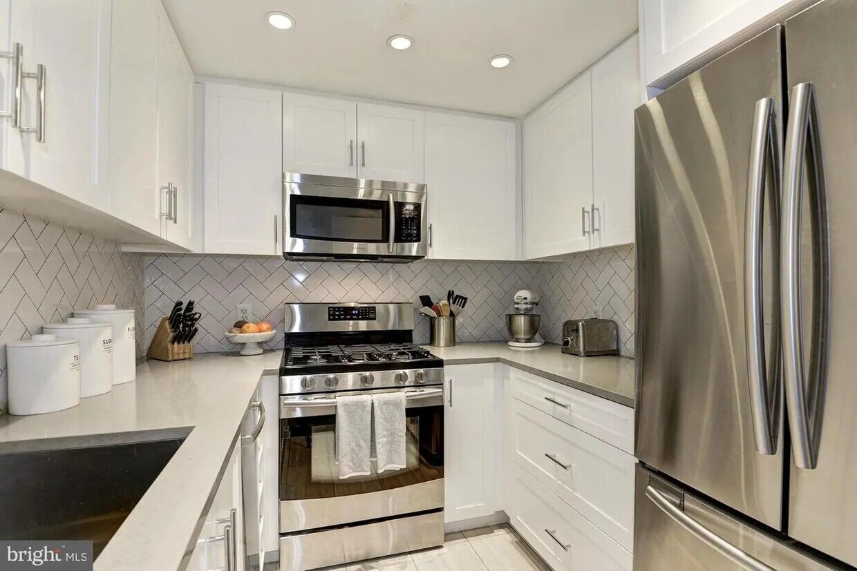 Foto principal - 649 C St SE