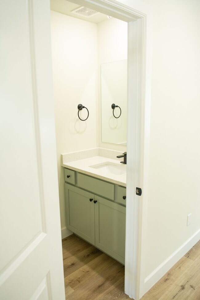 Foto del edificio - AVAILABLE NOW ! Townhouse in the heart of West Fork !