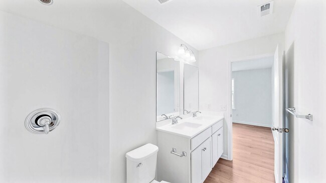 Building Photo - Luxurious End Unit
