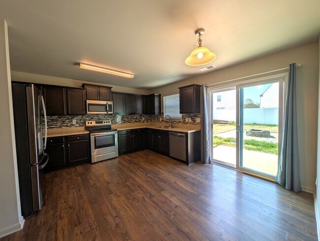 Foto del edificio - Charming home located in the Apple Creek Community in Dallas NC!
