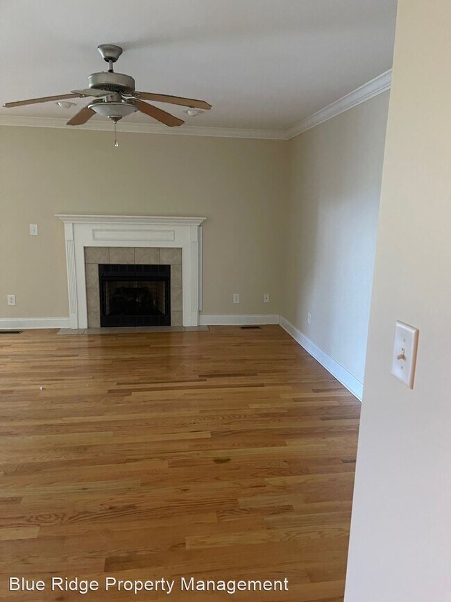 Building Photo - 4 br, 3.5 bath House - 404 East Mtn View #403