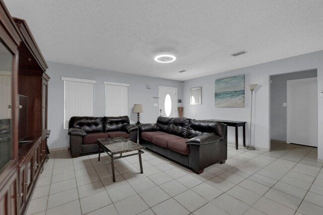 Foto del edificio - FULLY FURNISHED! ALL APPLIANCES INCLUDED!