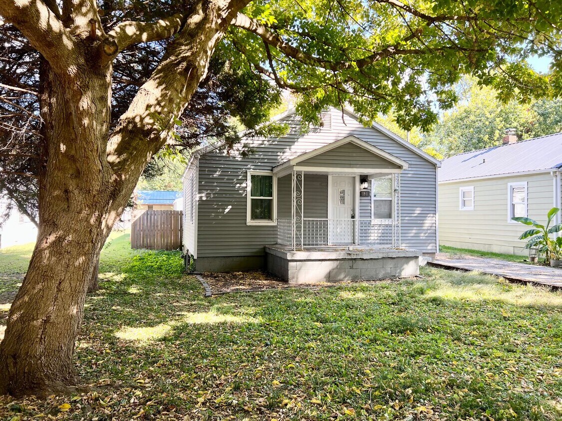 Primary Photo - 2-Bedroom Gem with Oversized Garage and En...